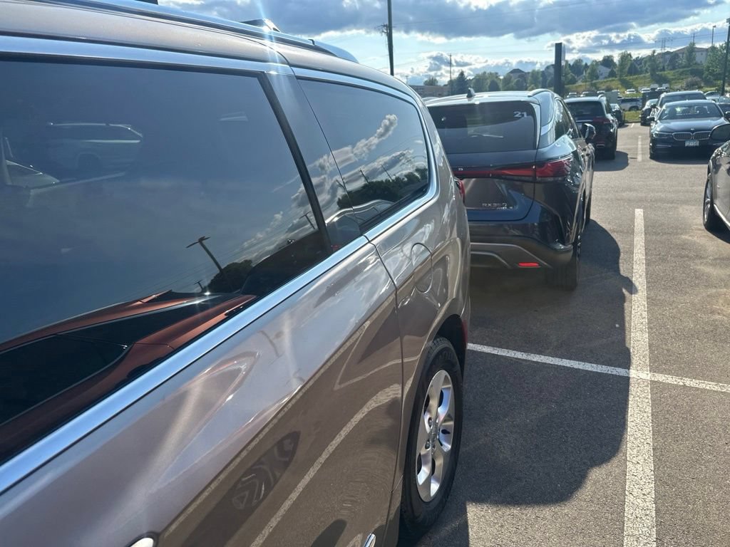 Used 2017 Chrysler Pacifica Touring-L Plus FWD image 24