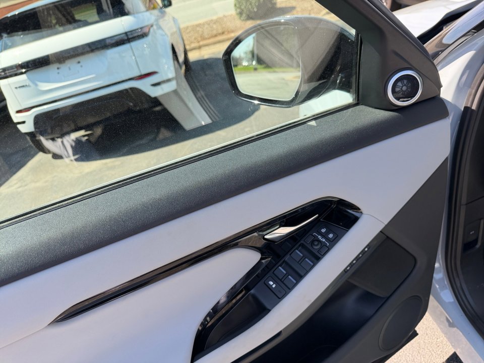 Used 2024 Land Rover Range Rover Evoque S image 32