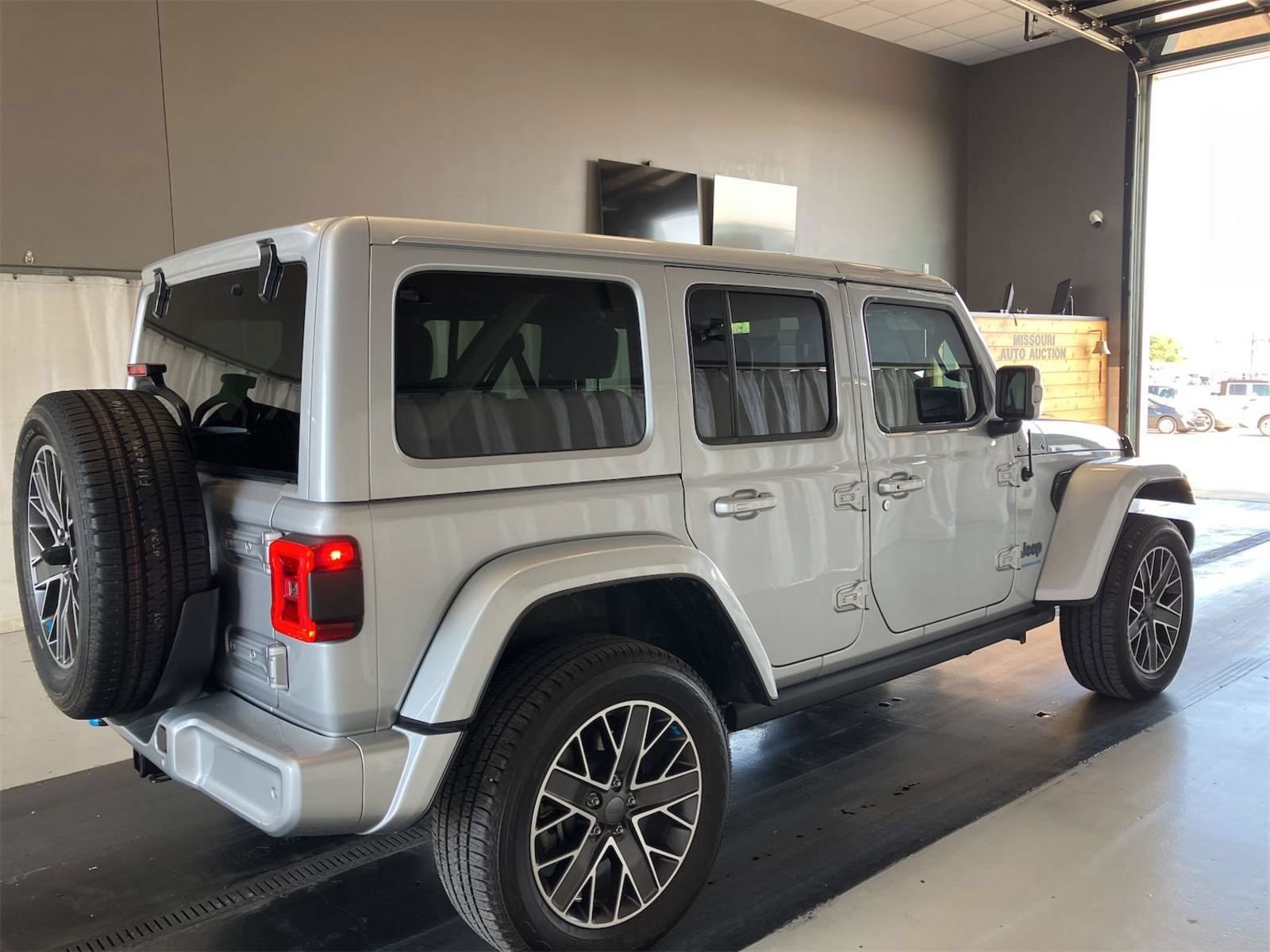 Used 2023 Jeep Wrangler Unlimited Sahara AWD/4WD image 3
