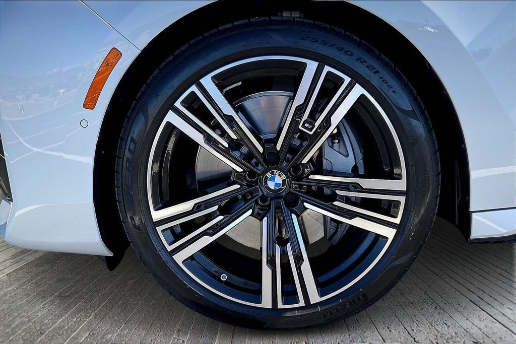 Used 2025 BMW 760i xDrive w/ Premium Package image 33