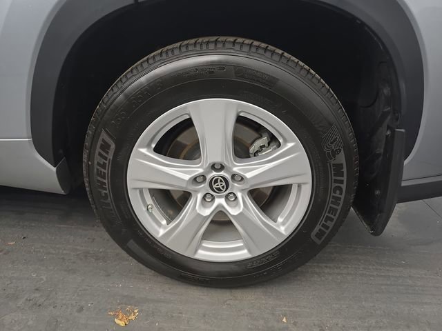Used 2024 Toyota Highlander LE image 16