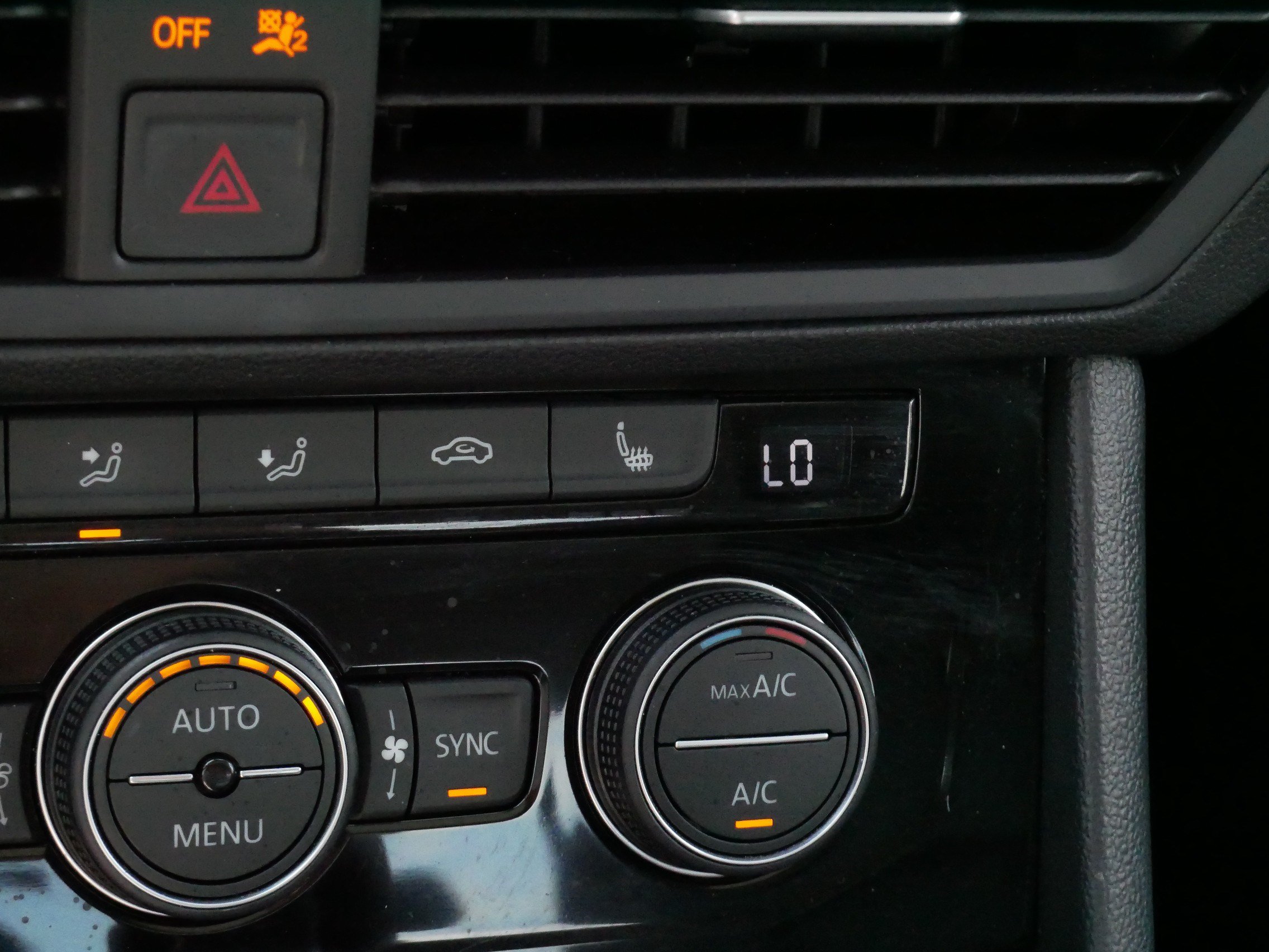 Certified 2023 Volkswagen Jetta SE w/ Panoramic Sunroof Package FWD image 27