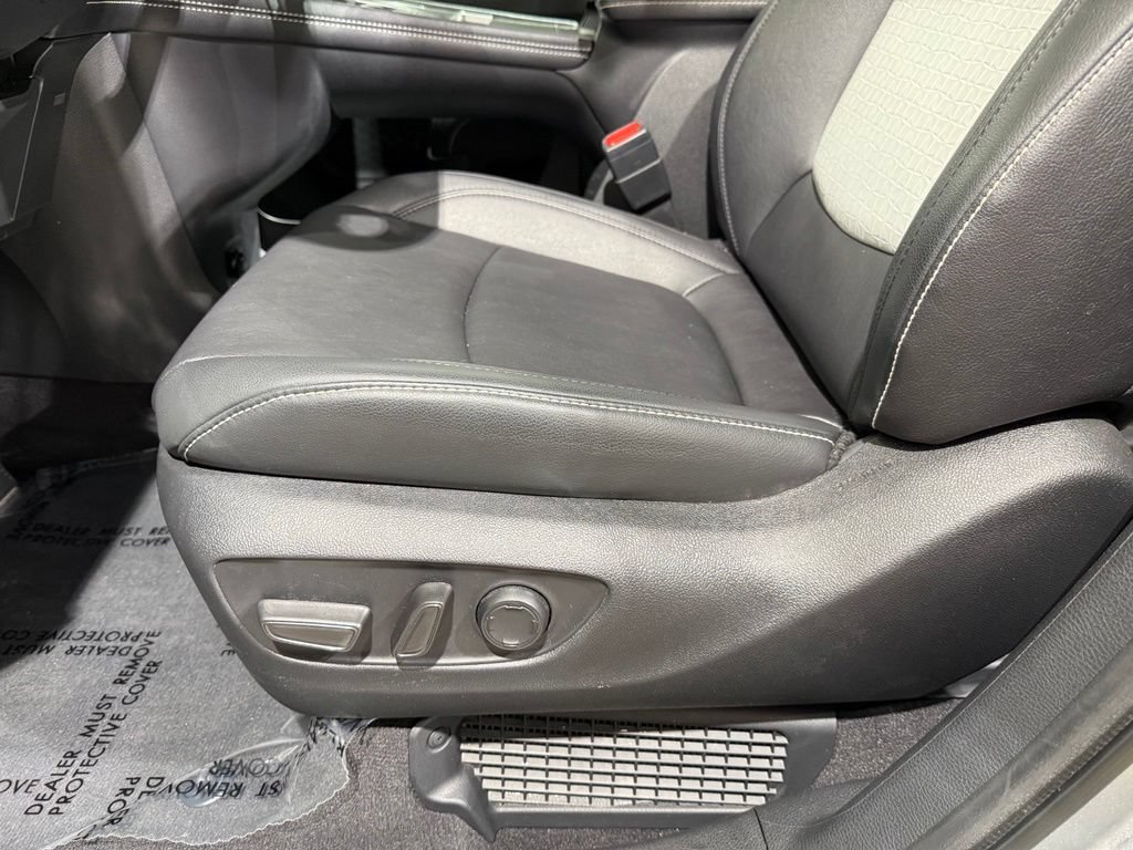 Used 2025 Toyota Sienna XSE w/ XSE Plus Package AWD/4WD image 14