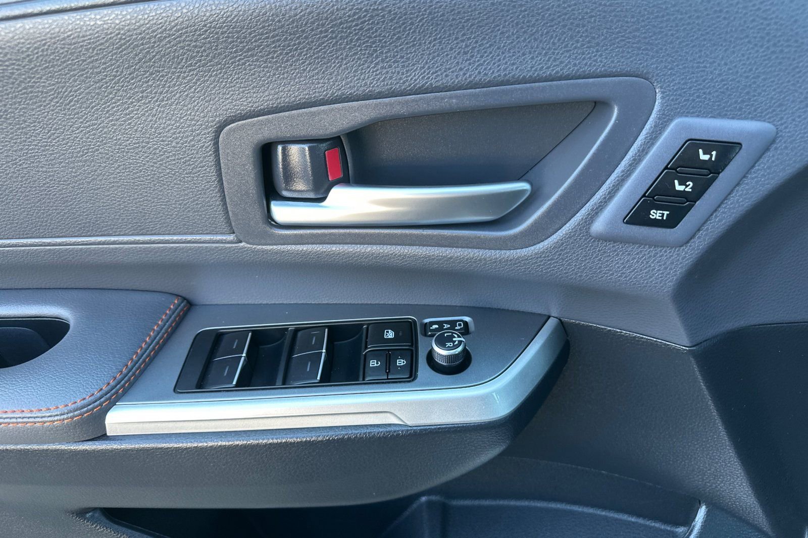 Used 2024 Toyota Sienna XSE w/ XSE Premium Package image 11