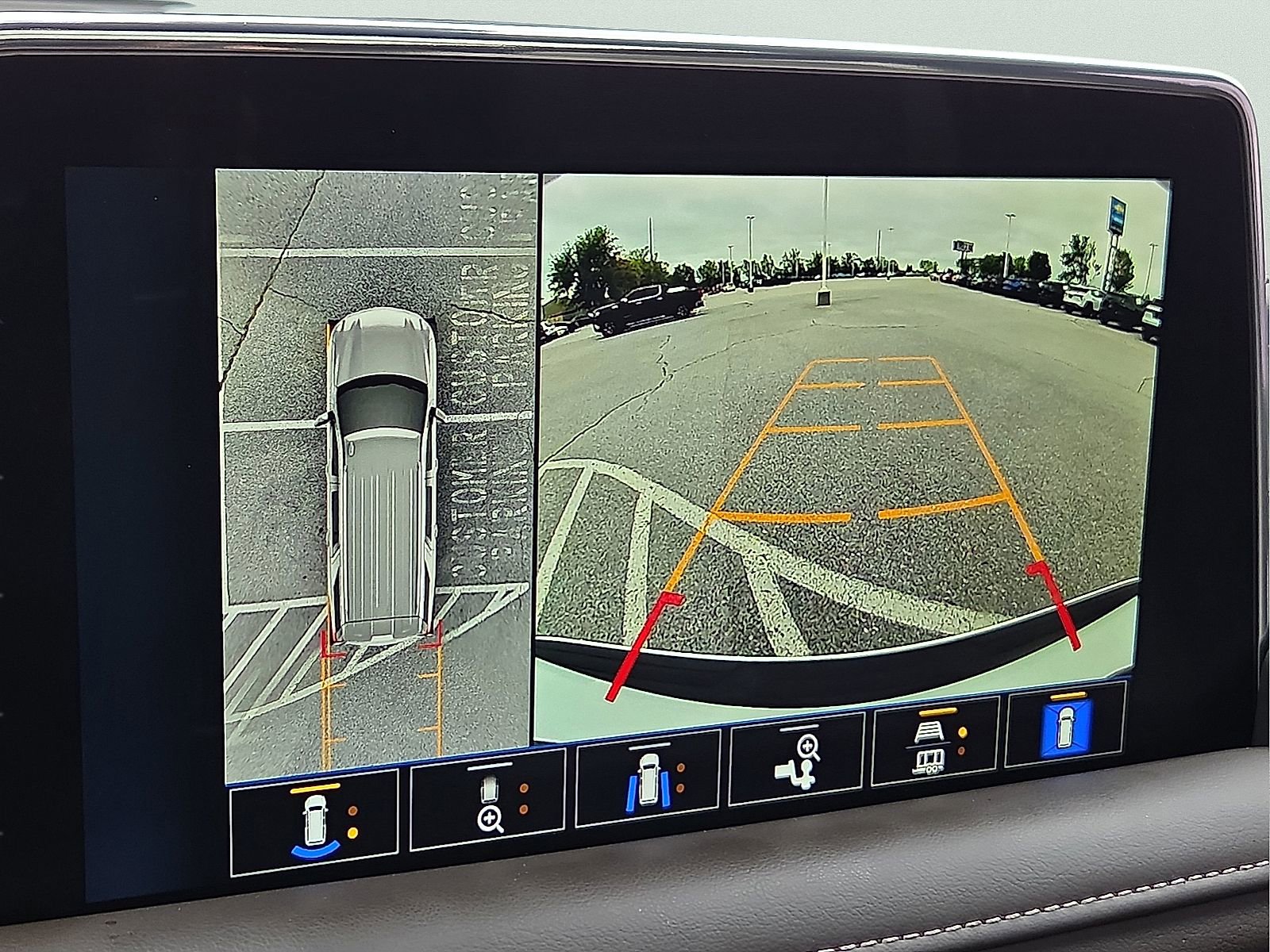 Used 2022 Chevrolet Tahoe Z71 w/ Z71 Off-Road Package AWD/4WD image 17