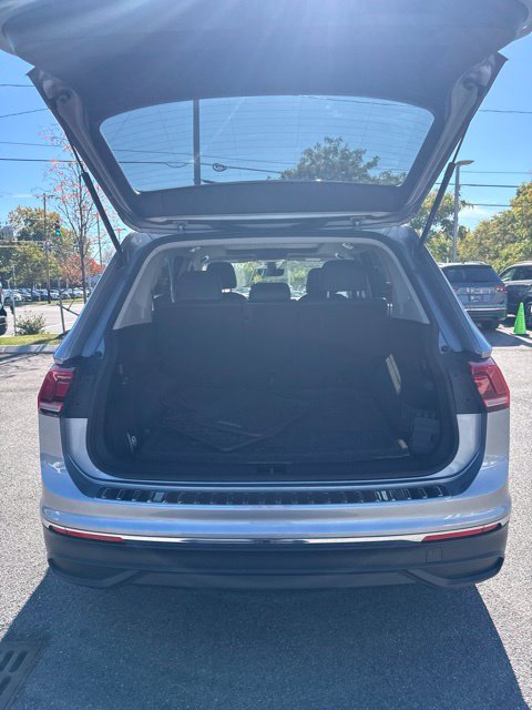 Used 2023 Volkswagen Tiguan SE w/ Panoramic Sunroof Package AWD/4WD image 11