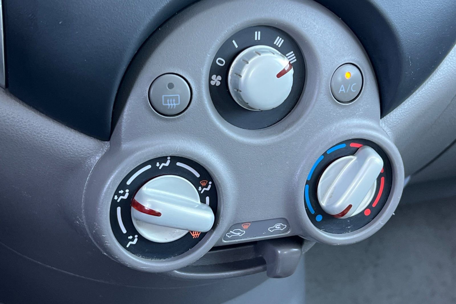 Used 2014 Nissan Versa SV FWD image 18