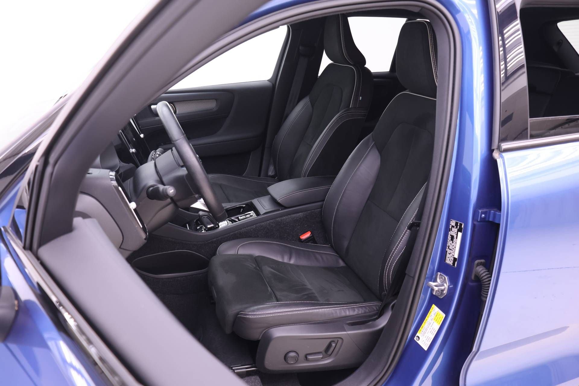 Used 2021 Volvo XC40 T5 R-Design w/ Climate Package AWD/4WD image 7