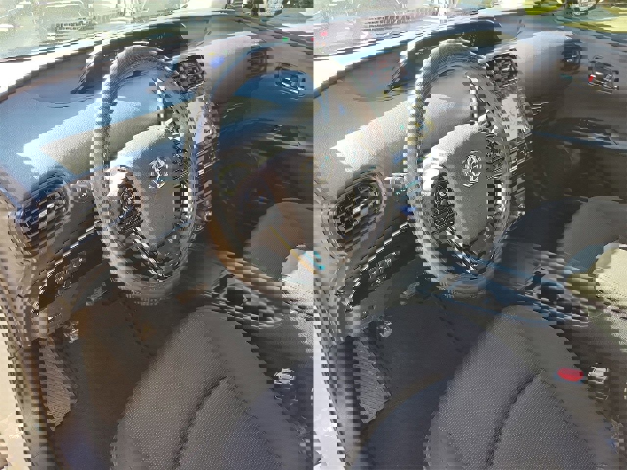 Used 2020 Toyota Prius LE w/ Carpet Mat Package image 15