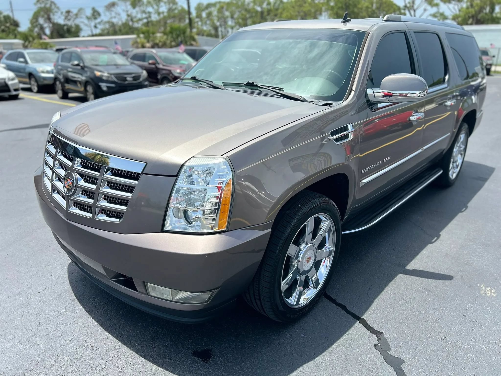 Used 2013 Cadillac Escalade ESV Luxury RWD image 3