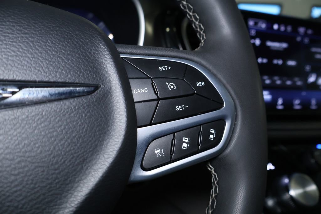 Used 2023 Chrysler Pacifica Touring-L image 22