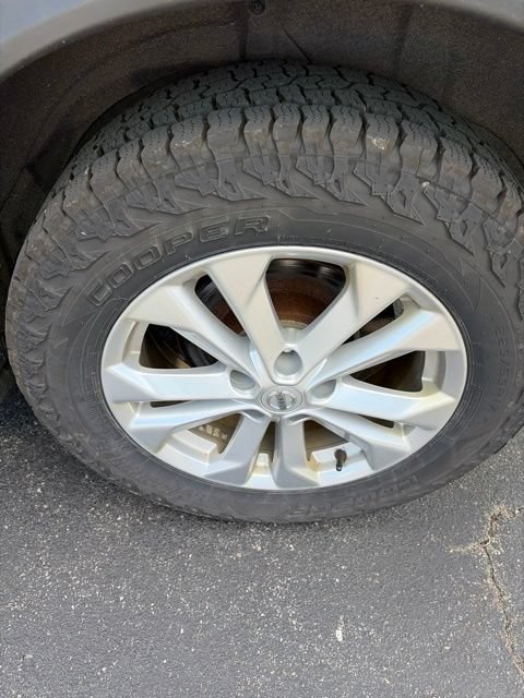 Used 2016 Nissan Rogue SV w/ SV Premium Package AWD/4WD image 11