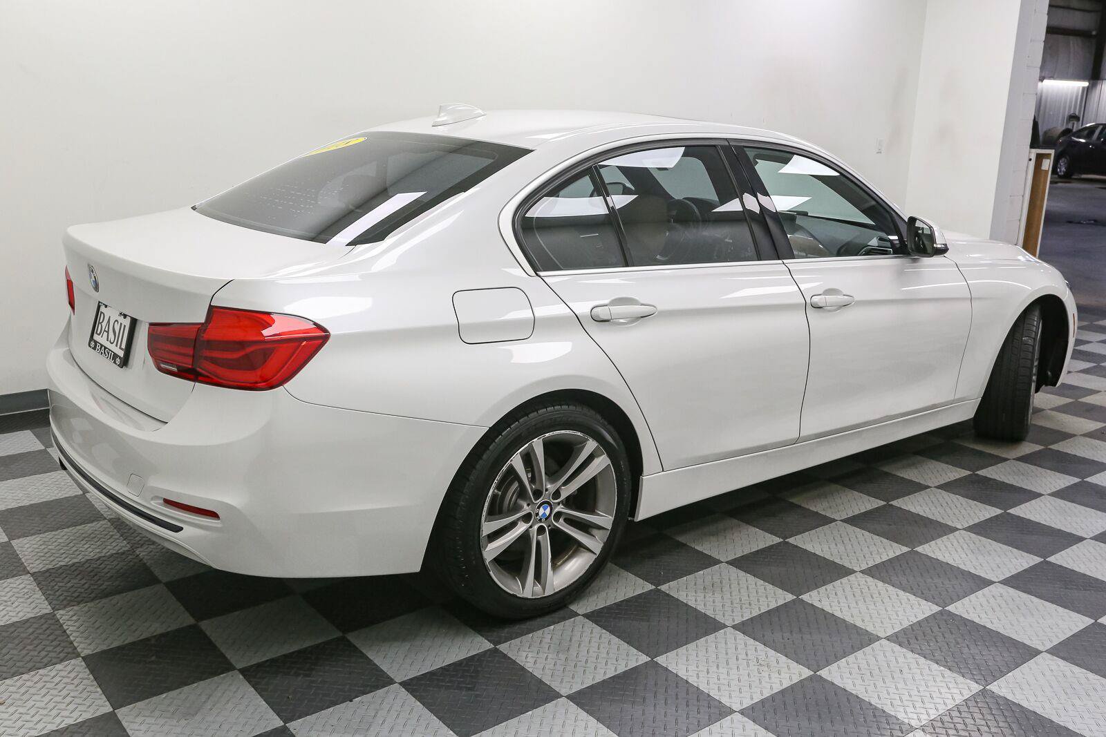 Used 2018 BMW 330i xDrive Sedan AWD/4WD image 8