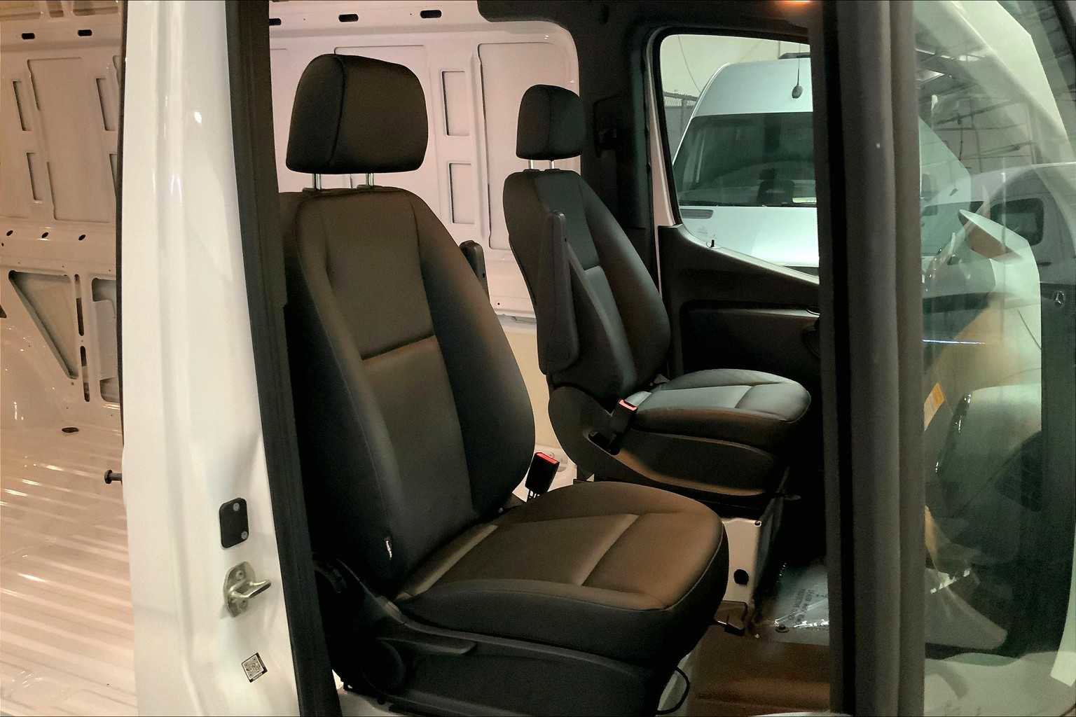 Used 2024 Mercedes-Benz Sprinter 2500 image 8