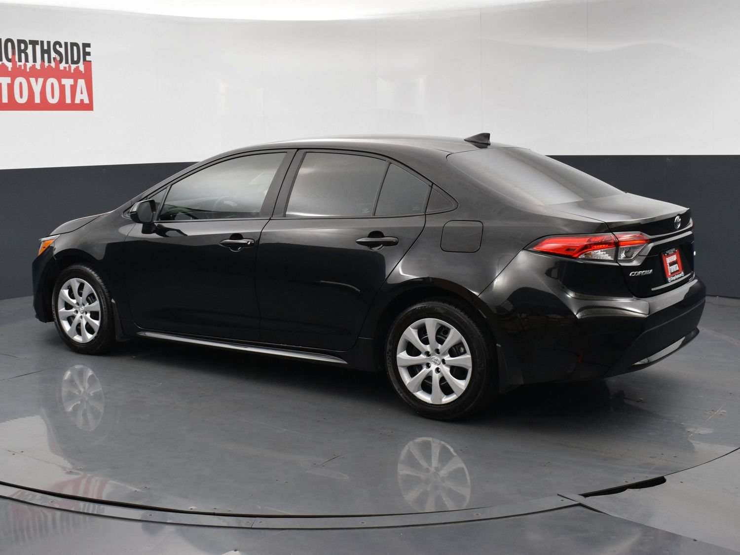 Used 2022 Toyota Corolla LE FWD image 2