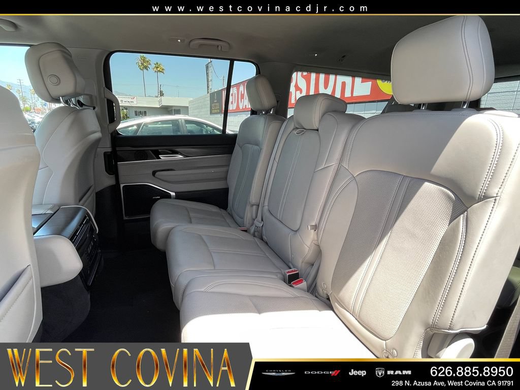Used 2024 Jeep Wagoneer L Series III w/ Flexible Seating Group AWD/4WD image 14