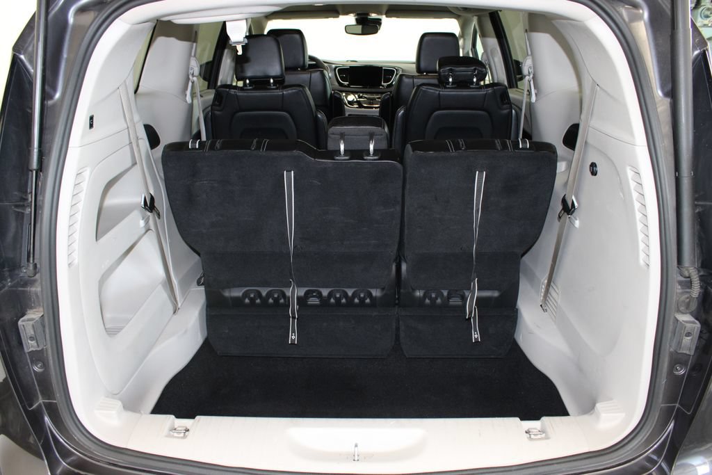 Used 2023 Chrysler Pacifica Touring-L FWD image 8