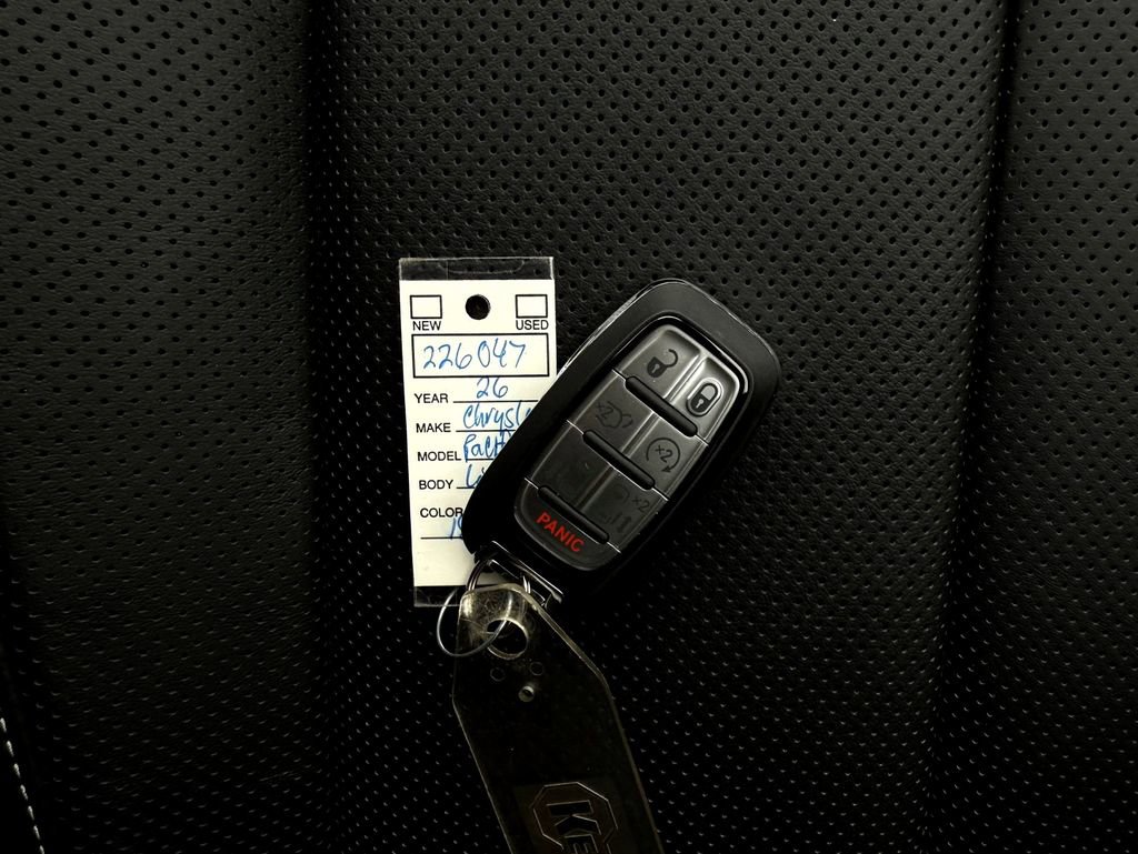 New 2026 Chrysler Pacifica Limited w/ Uconnect Theater Family Group image 40