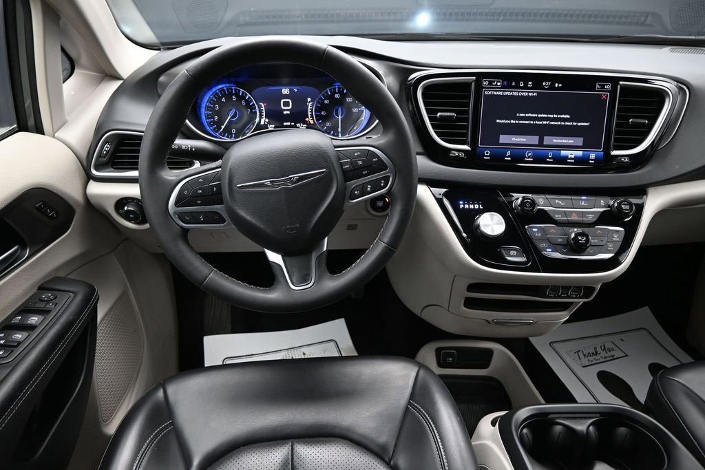Used 2023 Chrysler Pacifica Touring-L FWD image 13
