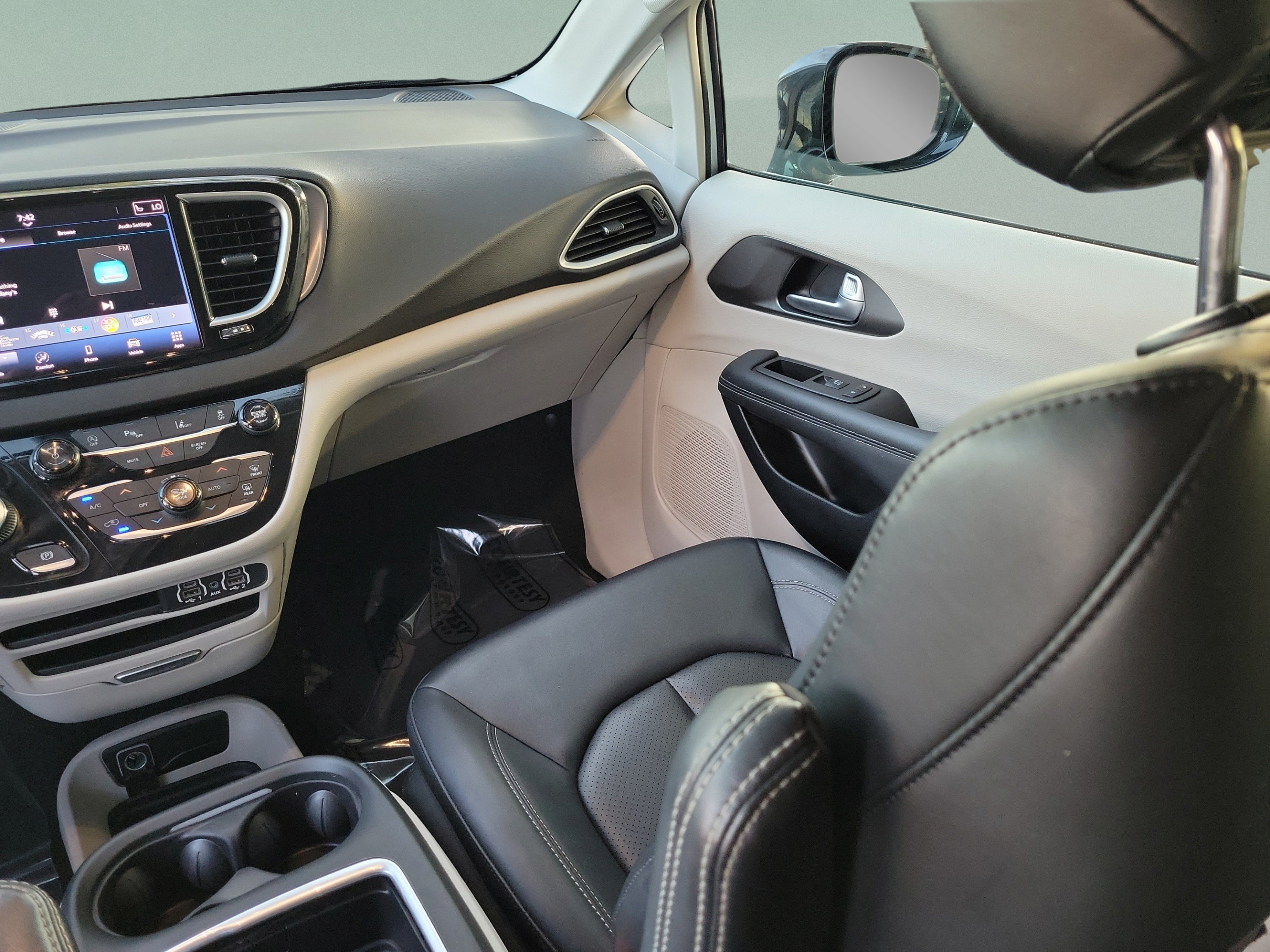 Used 2024 Chrysler Pacifica Touring-L FWD image 14