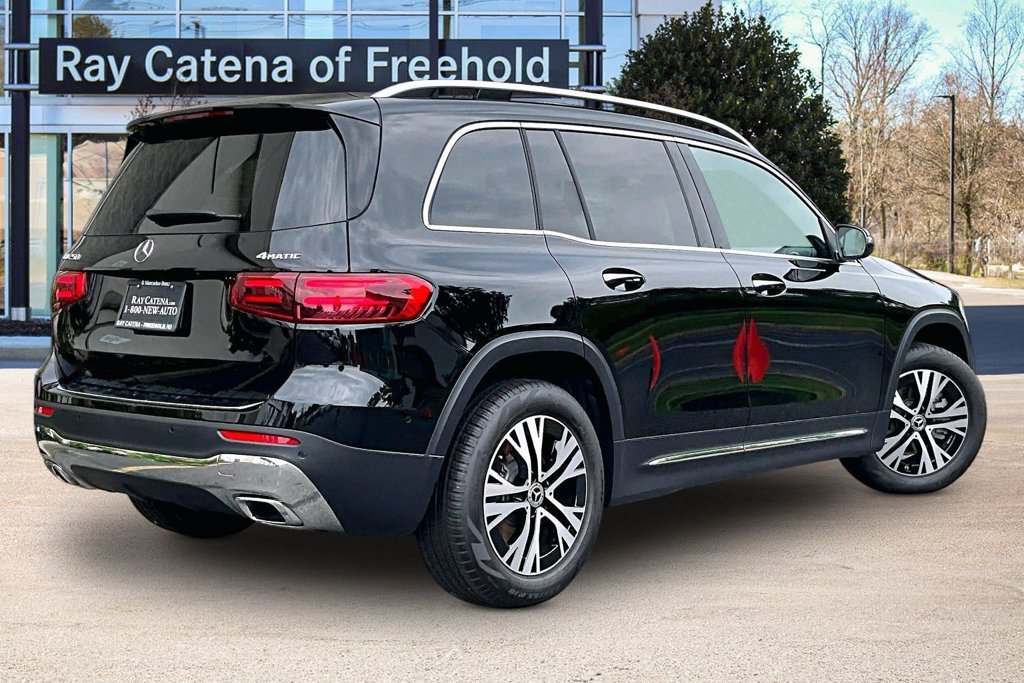 Used 2026 Mercedes-Benz GLB 250 4MATIC image 2