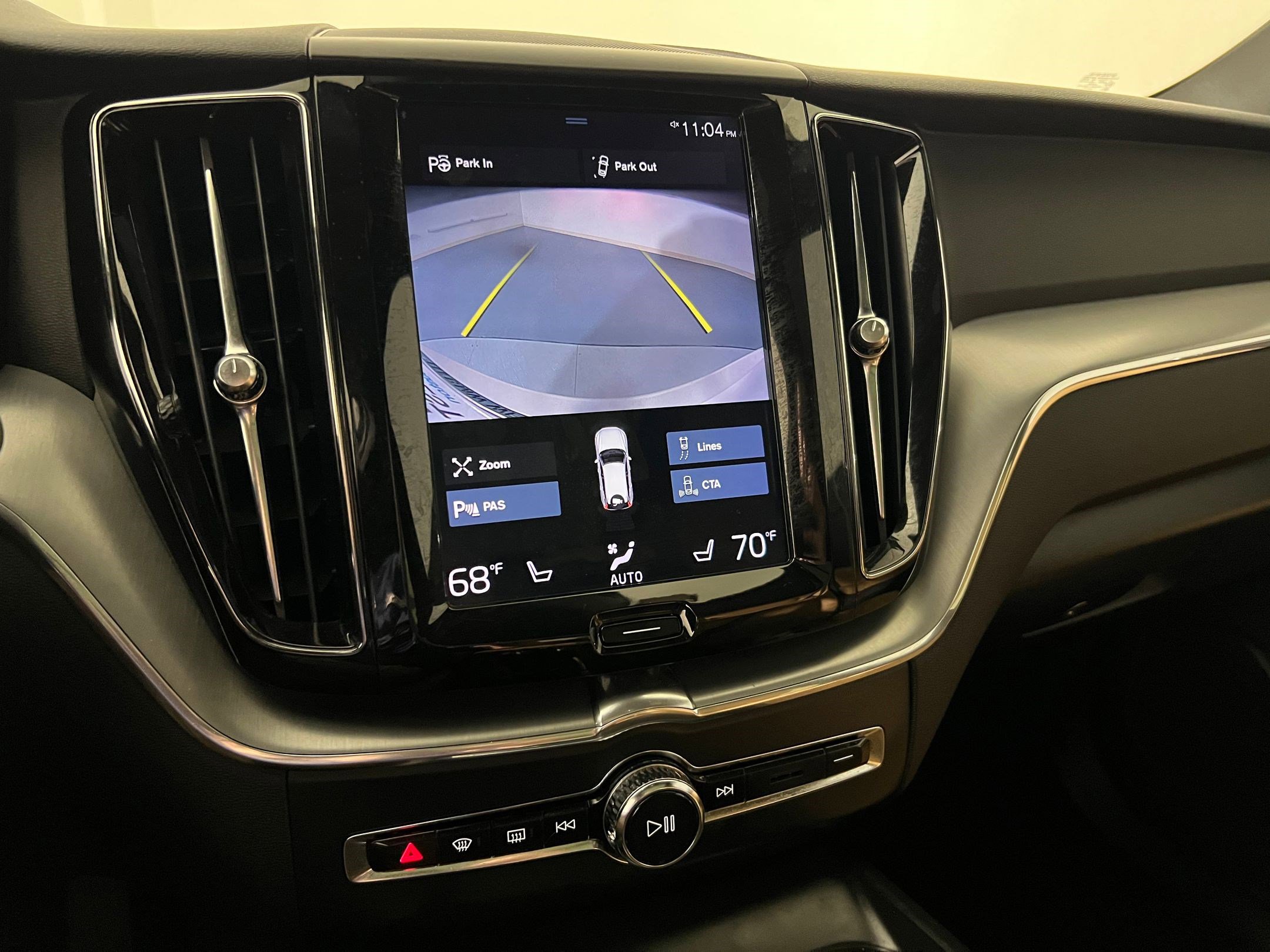 Used 2018 Volvo XC60 T5 Momentum w/ Vision Package image 29