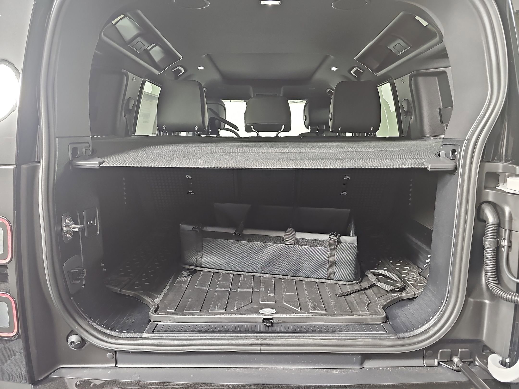 New 2026 Land Rover Defender 110 X-Dynamic SE image 25