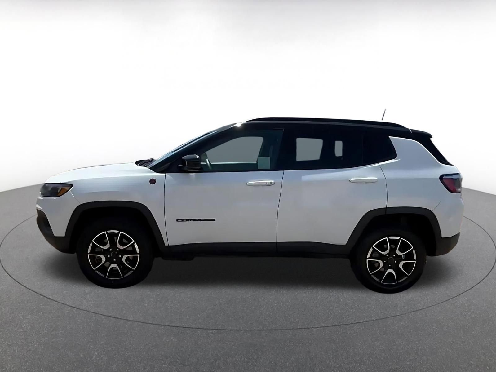 Used 2025 Jeep Compass Trailhawk AWD/4WD image 9