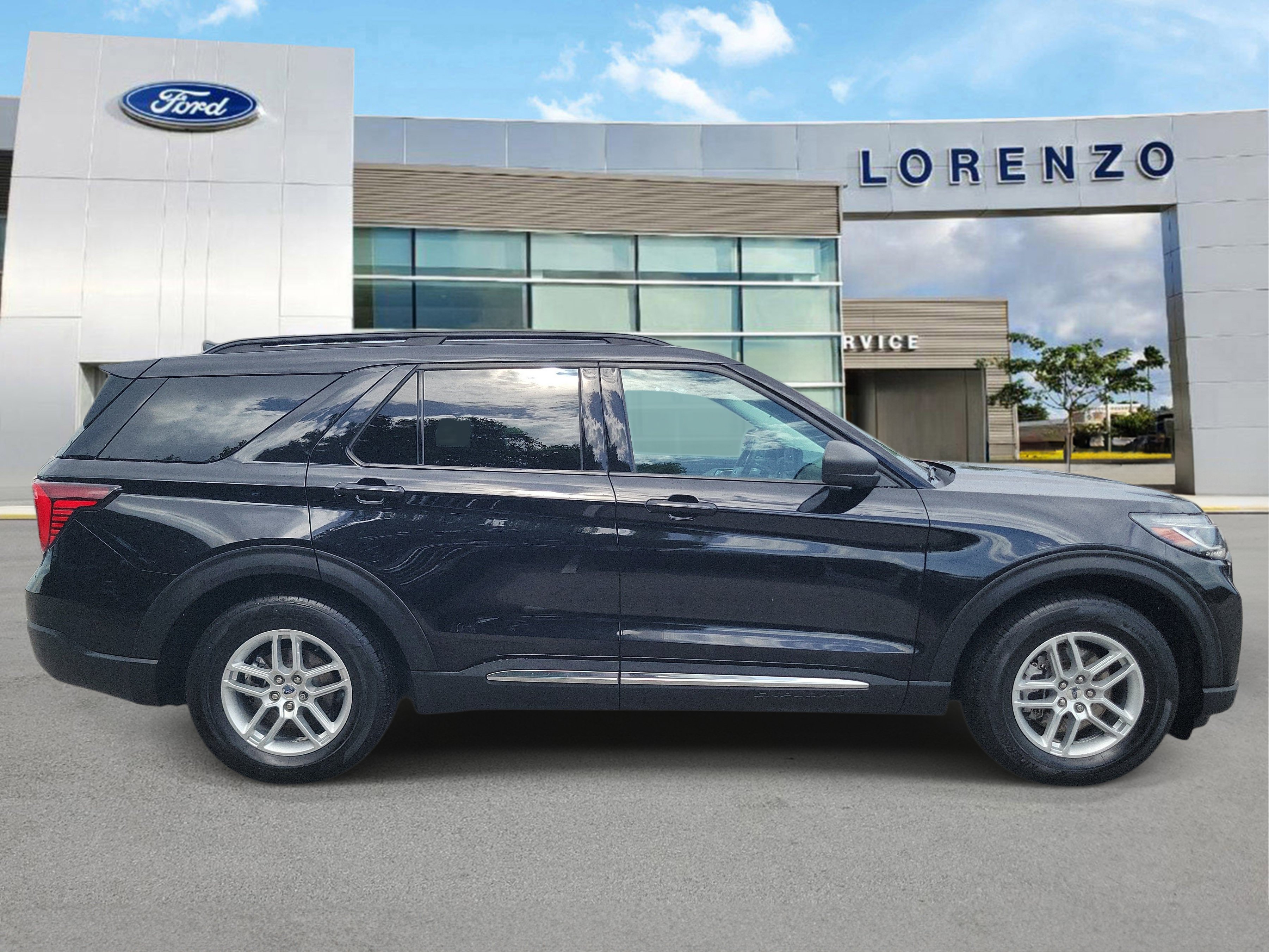 Used 2025 Ford Explorer Active w/ Active Comfort Package RWD image 4