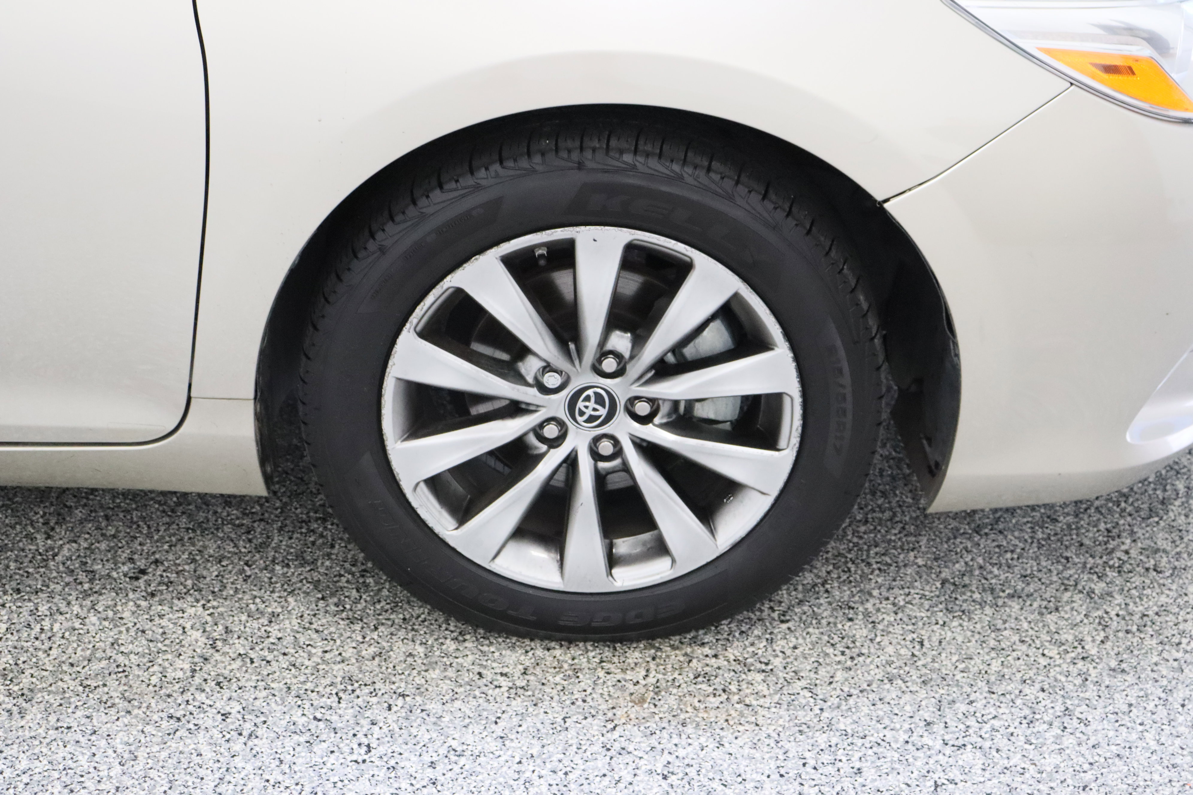 Used 2017 Toyota Camry XLE w/ Moonroof Package FWD image 5