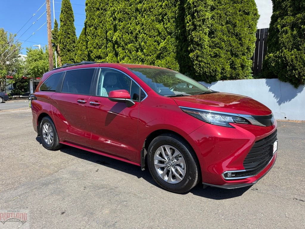 Certified 2023 Toyota Sienna XLE AWD/4WD image 1