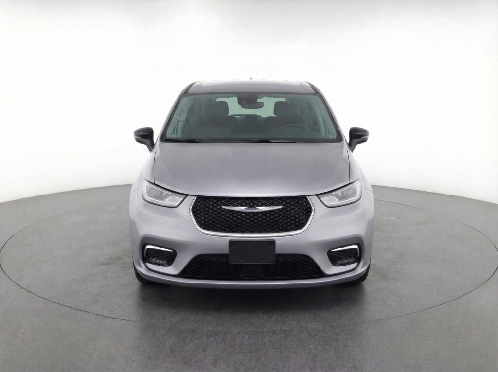 Used 2024 Chrysler Pacifica Touring-L image 2