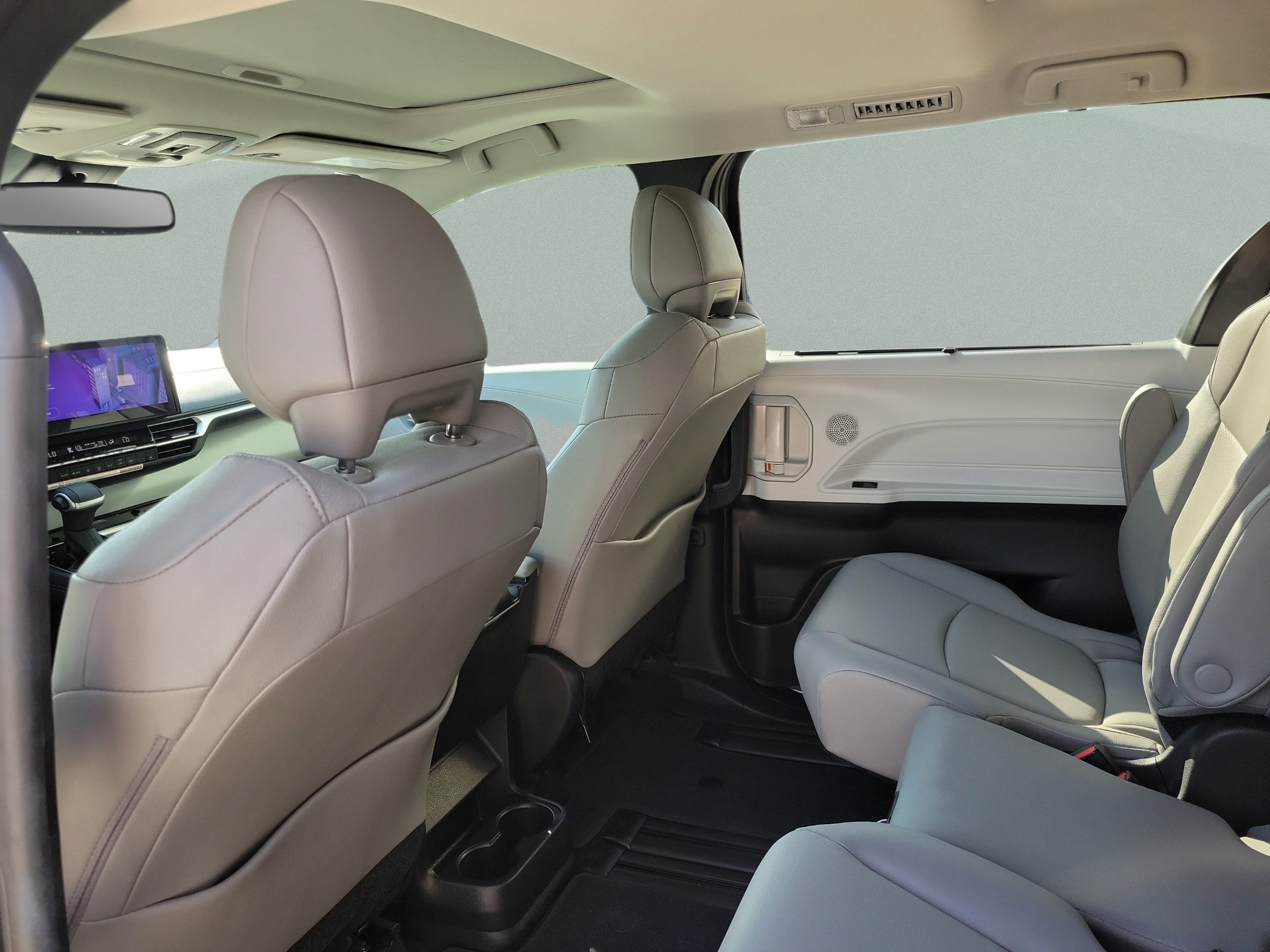 Certified 2026 Toyota Sienna XLE FWD image 28
