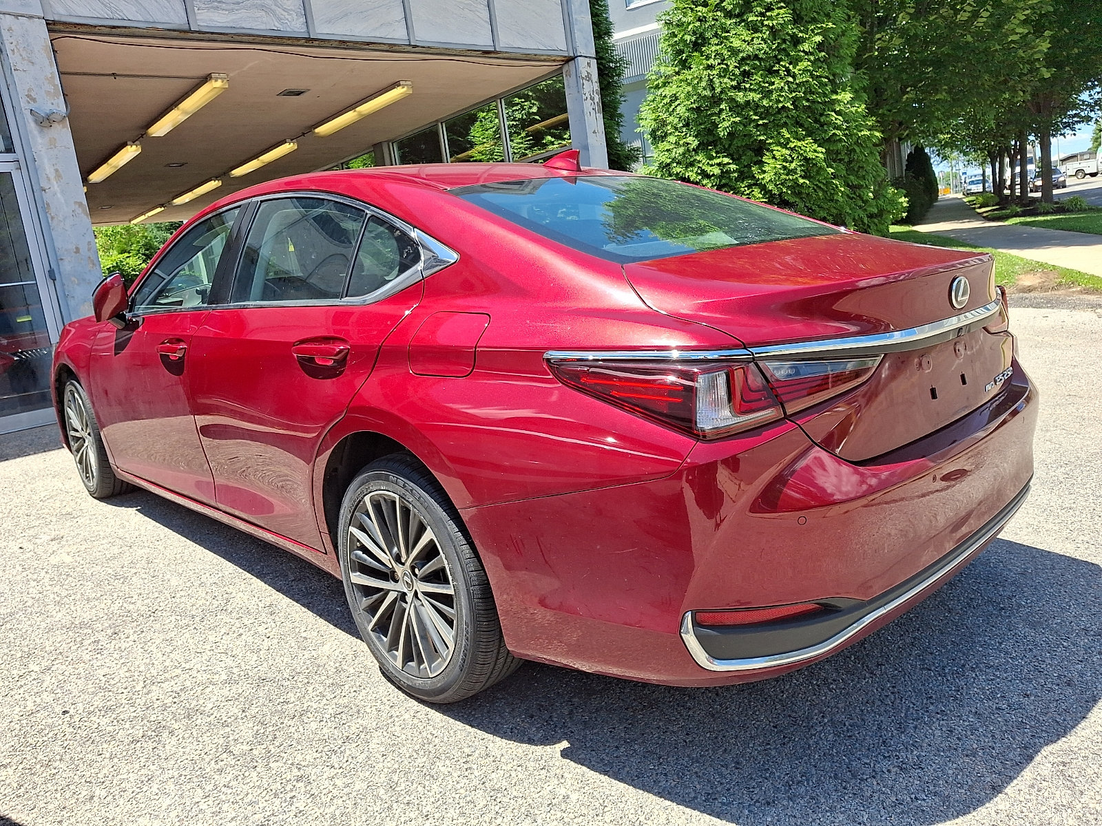 Certified 2024 Lexus ES 250 w/ Premium Package AWD/4WD image 3