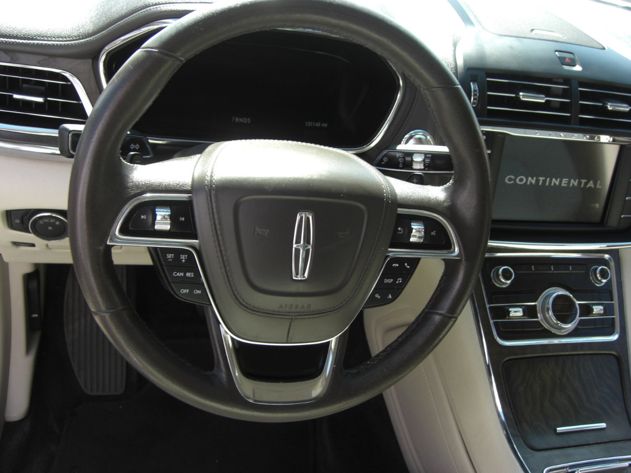 Used 2017 Lincoln Continental Premiere image 11