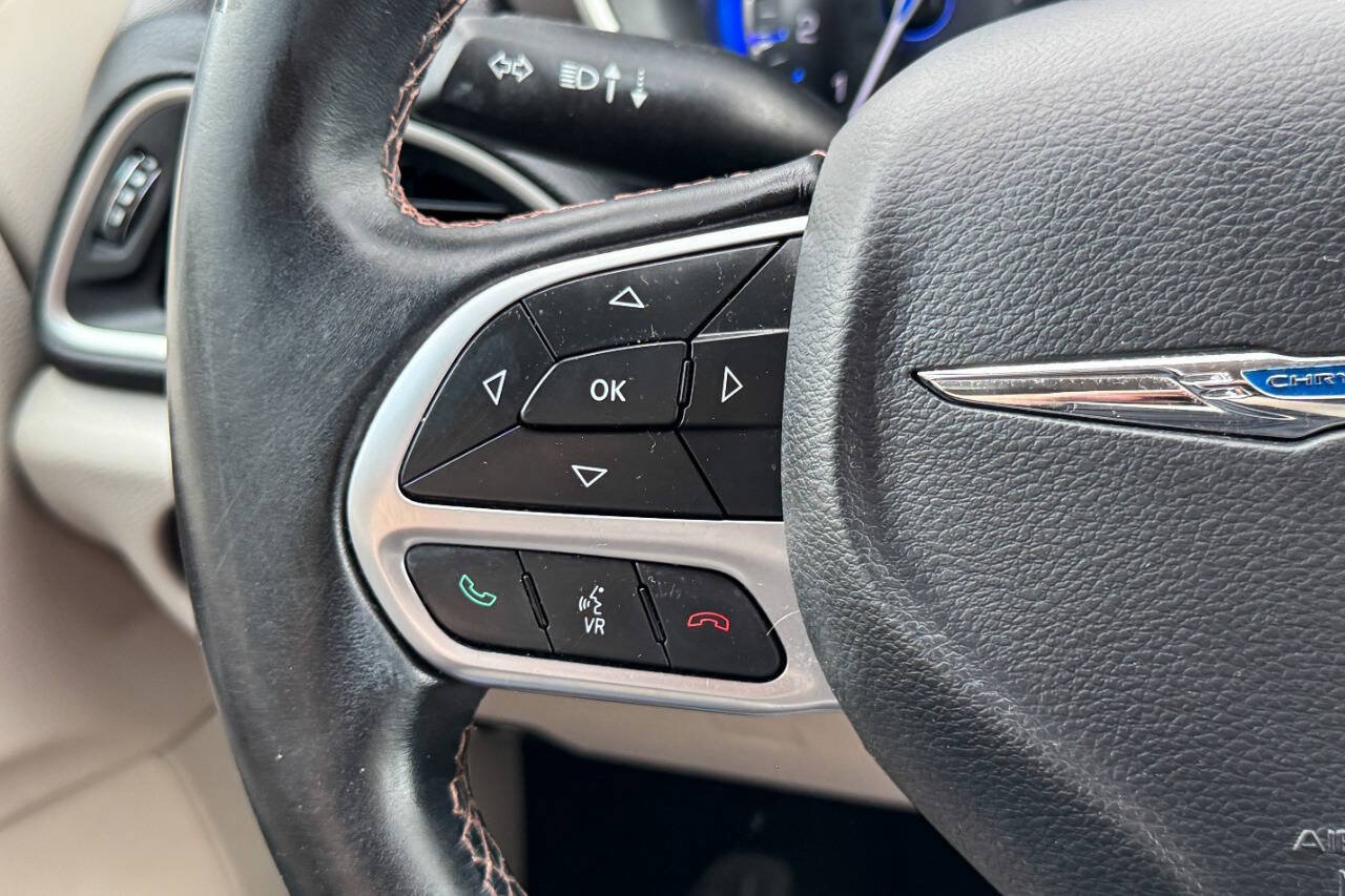 Used 2017 Chrysler Pacifica Touring-L FWD image 28
