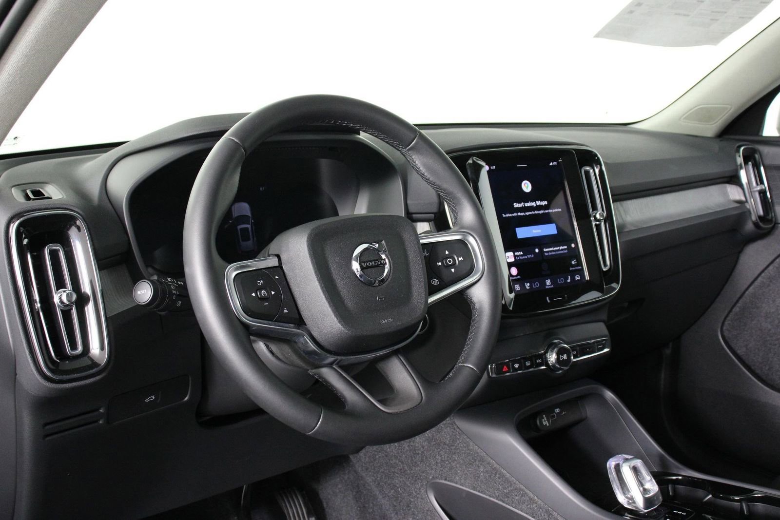 Certified 2025 Volvo XC40 B5 Plus image 14