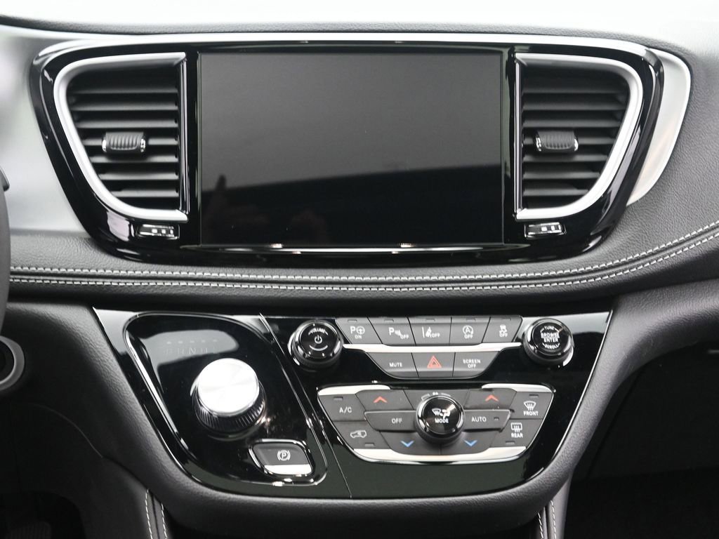 Used 2025 Chrysler Pacifica Limited image 24