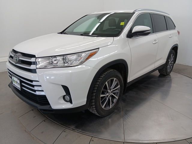 Used 2019 Toyota Highlander XLE image 3