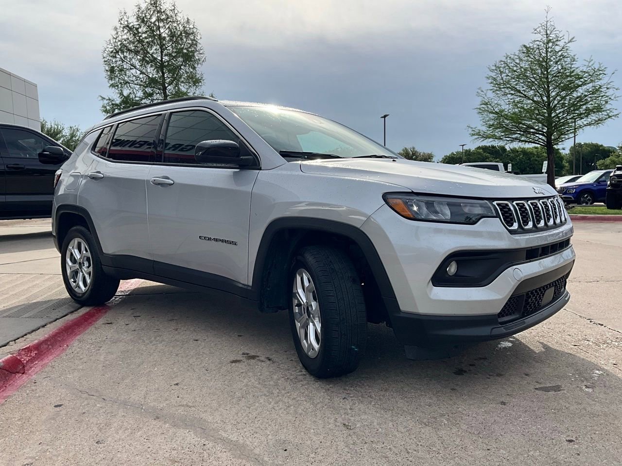 Used 2025 Jeep Compass Latitude AWD/4WD image 4