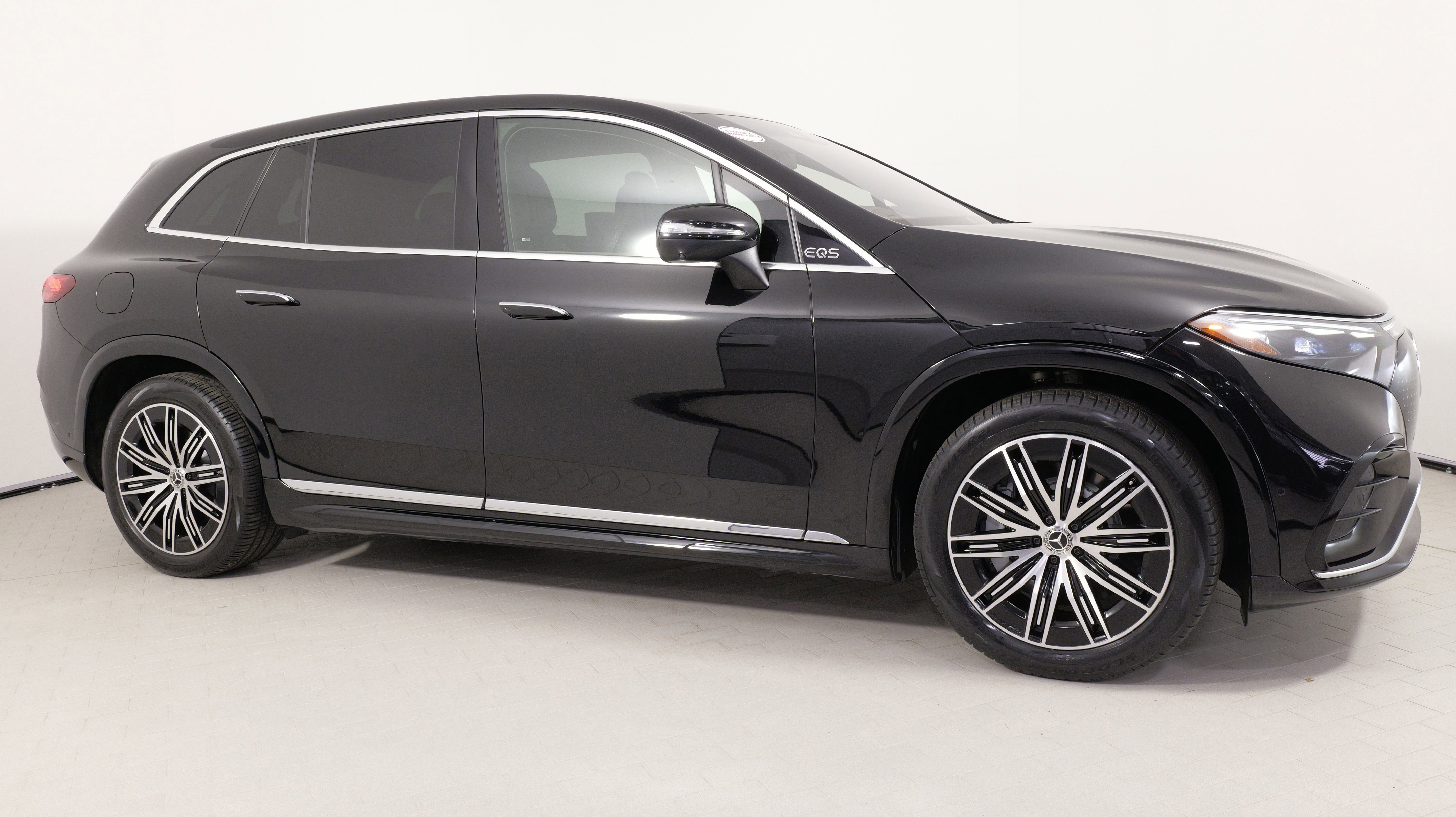 Used 2023 Mercedes-Benz EQS 580 4MATIC SUV image 9