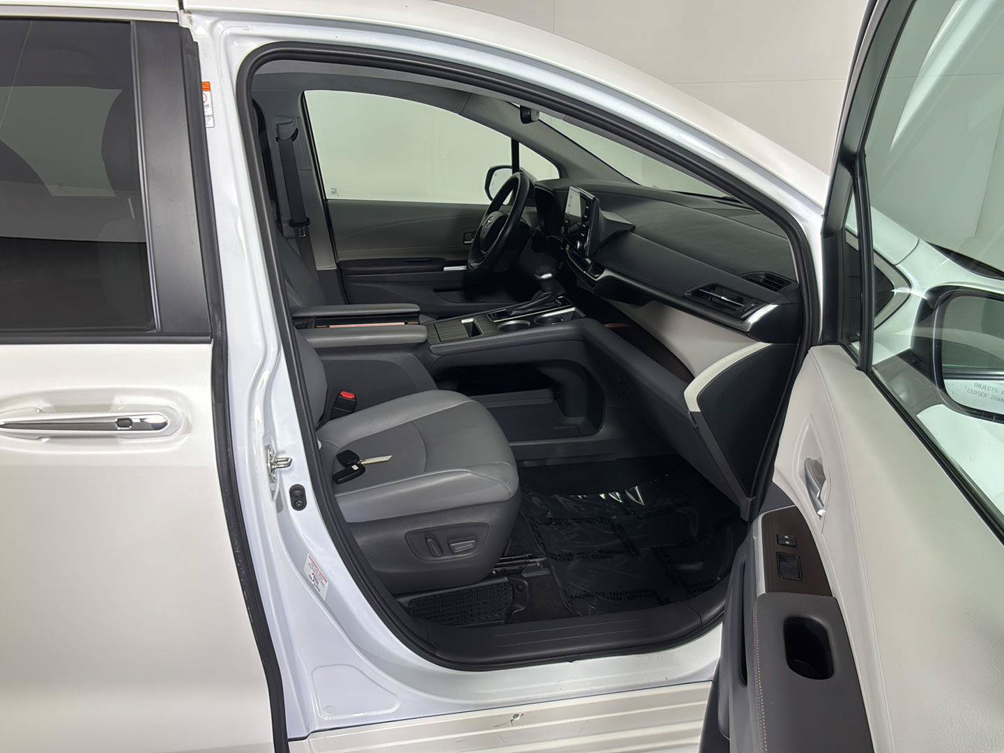 Used 2021 Toyota Sienna XLE FWD image 22