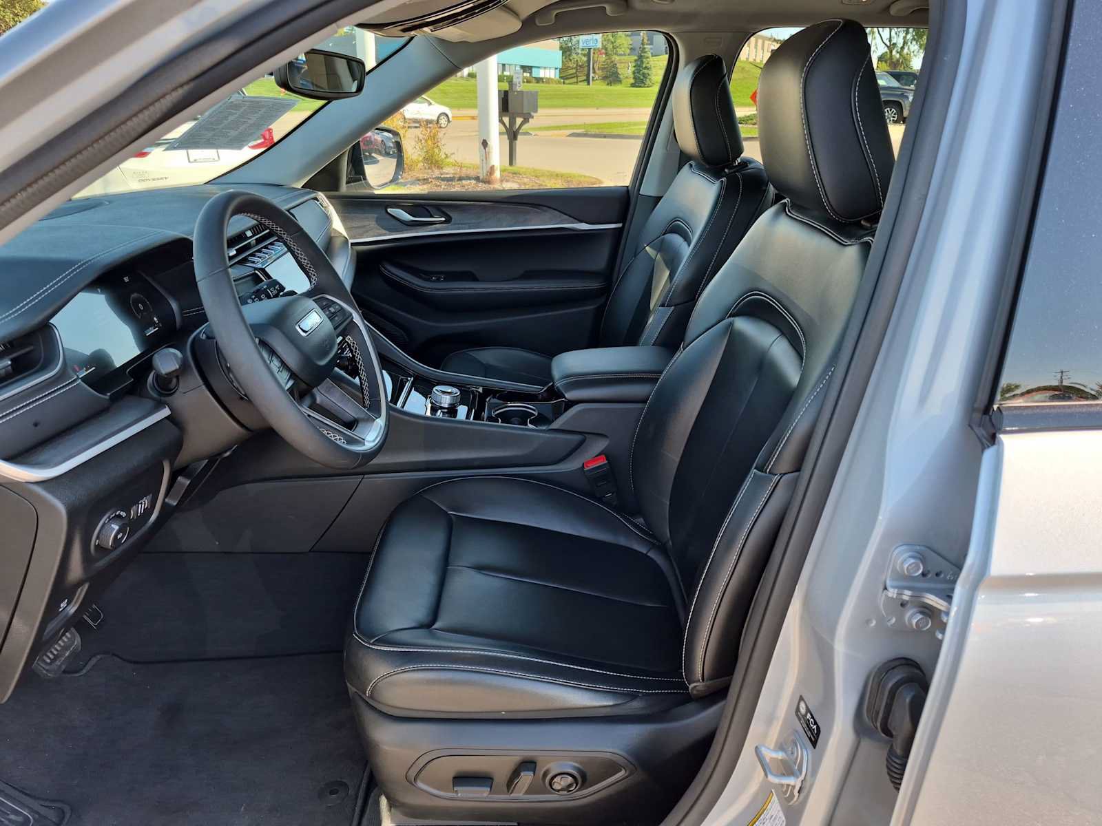 Used 2023 Jeep Grand Cherokee Limited AWD/4WD image 16