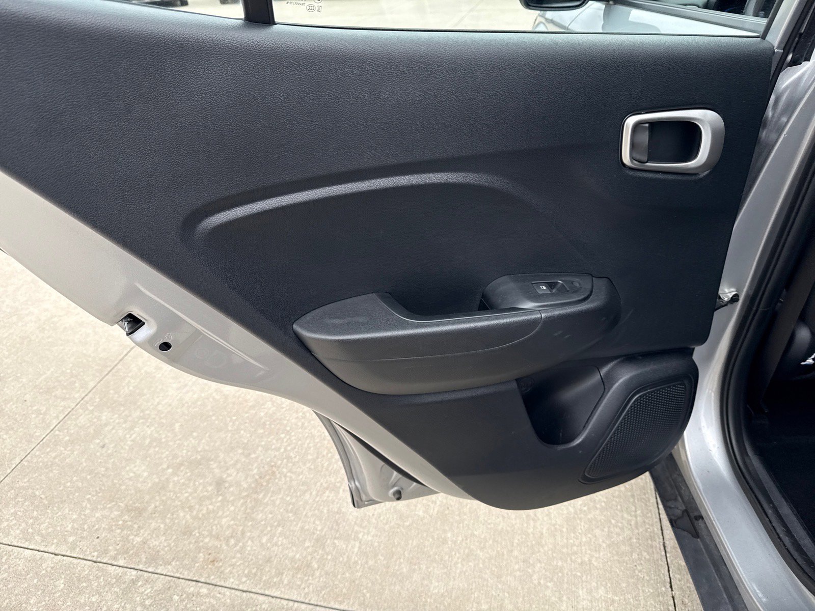 Used 2025 Hyundai Venue SEL FWD image 9