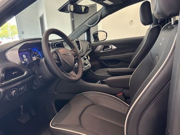 New 2026 Chrysler Pacifica Limited w/ S Appearance Package image 14