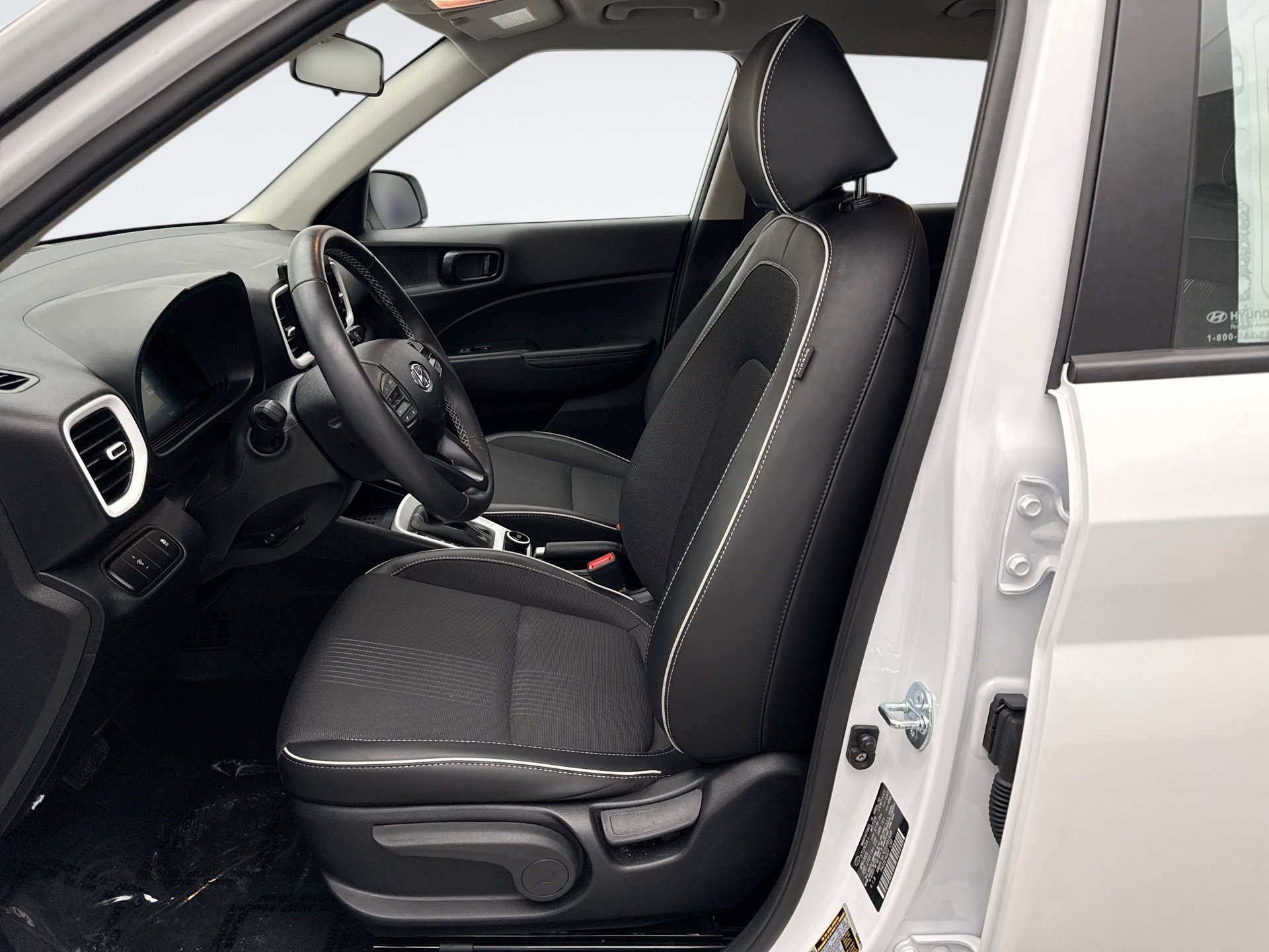 Used 2025 Hyundai Venue Limited image 11