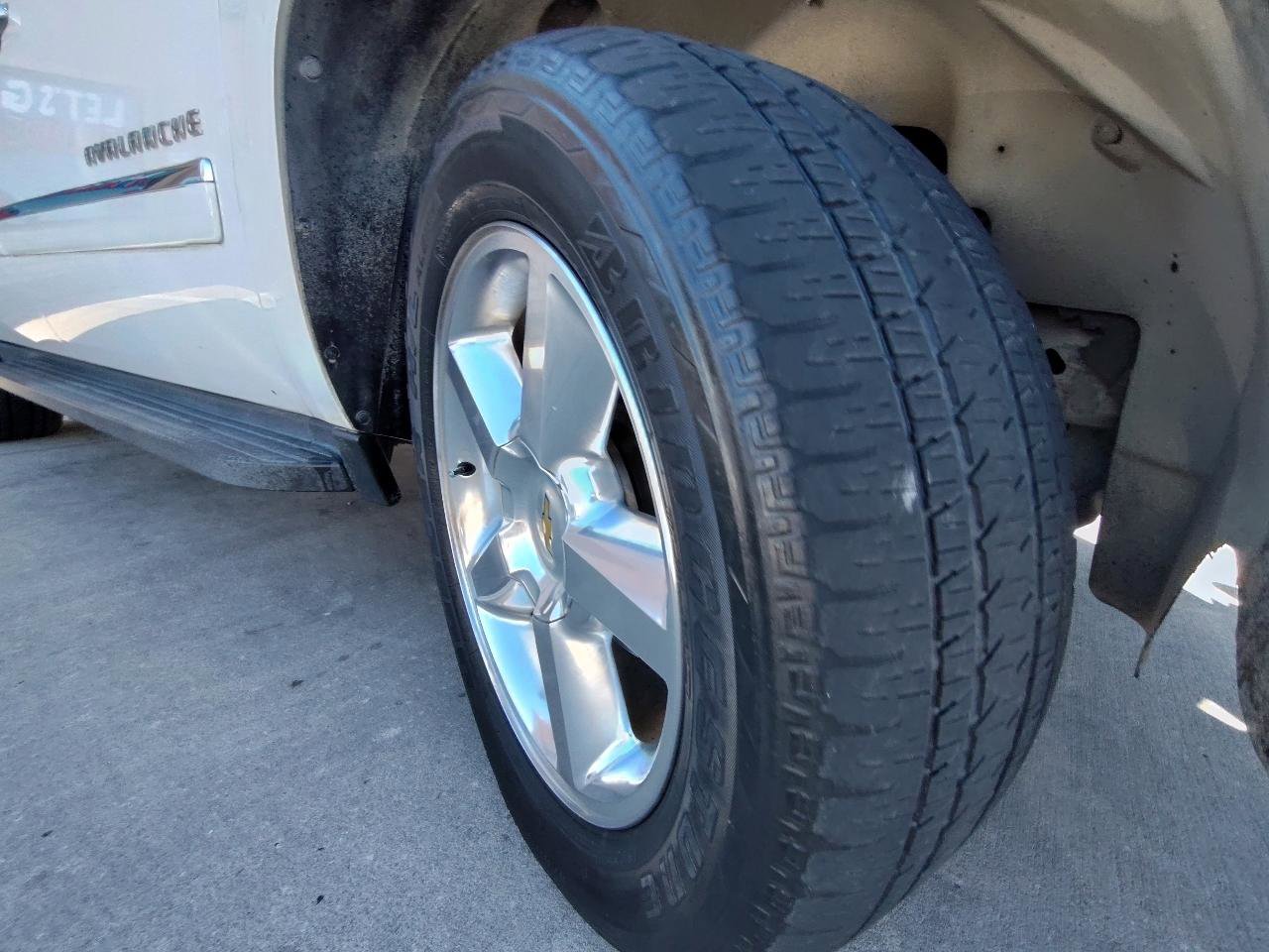 Used 2011 Chevrolet Avalanche LTZ image 11