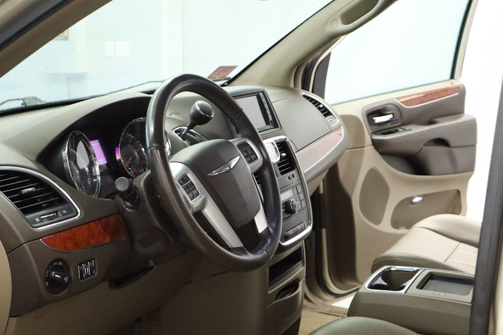 Used 2014 Chrysler Town & Country Touring FWD image 16