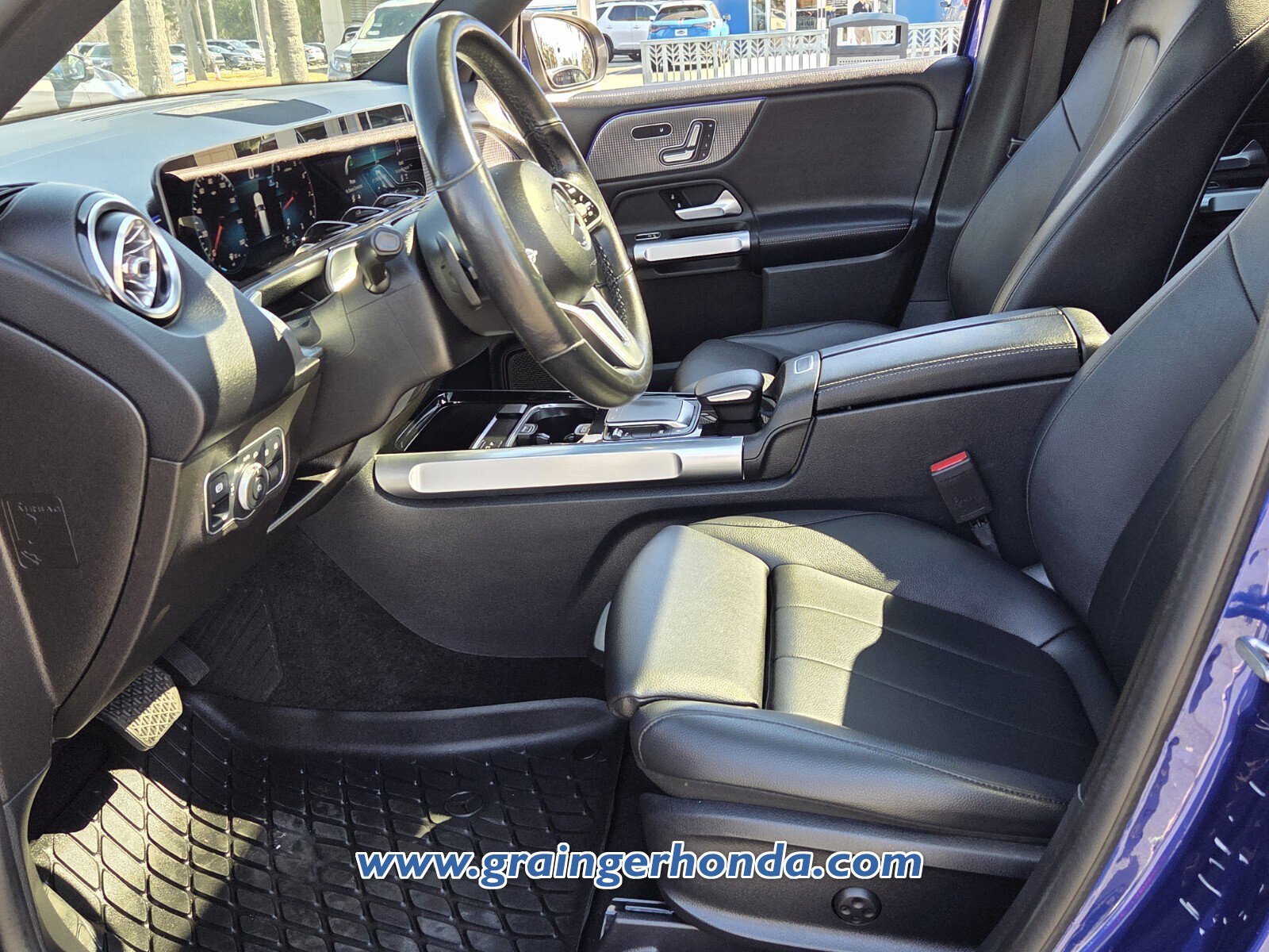 Used 2021 Mercedes-Benz GLB 250 4MATIC w/ Premium Package image 9