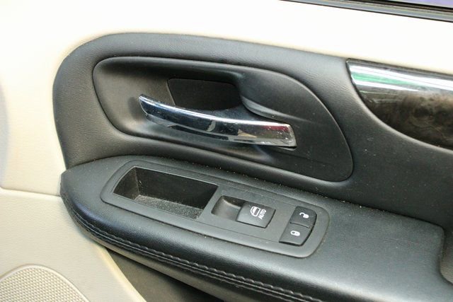 Used 2018 Dodge Grand Caravan SE w/ UConnect Hands-Free Group image 8
